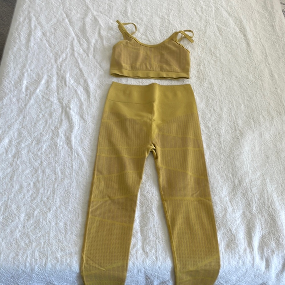 Fabletics workout set. Size small. Yellow. Lightly used (2 times)